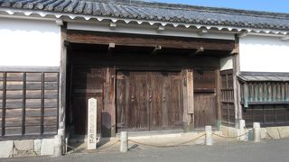 建物は長屋門だけ…