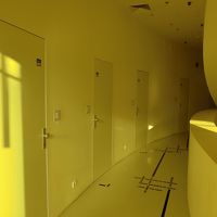 一面黄色という独特のデザイン（廊下です）