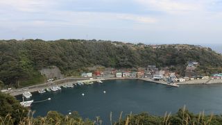 港に連なる集落が一望