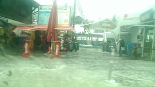 スキー場は雨のため滑れません。