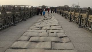 盧溝橋の向こうには新幹線の高架橋
