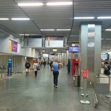 第一ターミナル、第一は狭くて古い