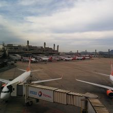 手前が第一ターミナル、向こうが第二ターミナル