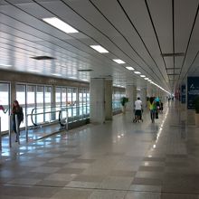 第一・第二ターミナル連絡通路、大体１０分程度で行き来できる