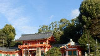 八坂神社の西側から入る楼門
