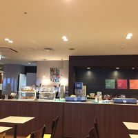 綺麗な朝食コーナー！コーヒーはお部屋まで持ち帰れます！