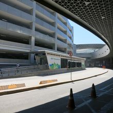 第一・第二共に、到着階の外にBRTの駅がある