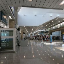 セキュリティ・チェック後の搭乗口周辺は、ほぼ何も無い 