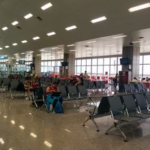 コンセントは結構ある、一時間程度使える無料WIFIも