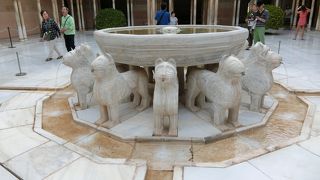 中庭を囲む１２４本の大理石の柱が見事です。