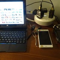 テーブルの上にあります６個使いのコンセントが役に立ちます