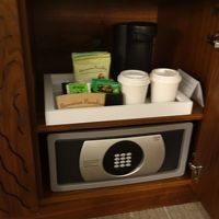 金庫あり、美味しいコーヒーメーカーもあり