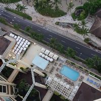 ツインタワーの間にプールあり、狭くて小さいので海へＧＯ