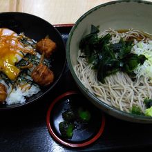 丼よりは蕎麦の方がうまい。
