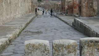 西門から真っ直ぐに続く広いメイン道路です