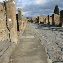 この道の端にあります