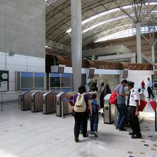 「KLセントラル」駅の改札を出て…