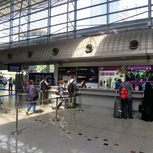 タクシーのチケットカウンターがあります