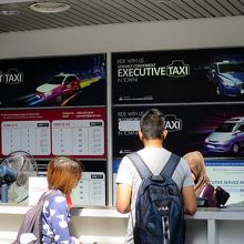 左がバジェット、右がエグゼクティブ(プレミア)の受付です