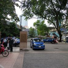 ホテル前には青いプレミア(エグゼクティブ)タクシーのみ