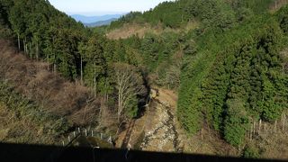 静かな雰囲気に包まれた小さなダム