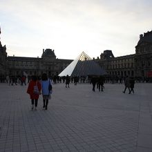 入場するために並んでいる人達。