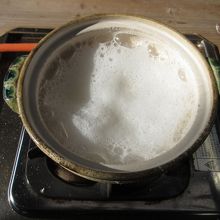 鹹水を沸かして、ヘラで混ぜます。