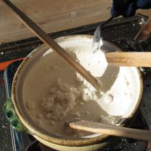 鹹水が蒸発して大分固まって来ました。