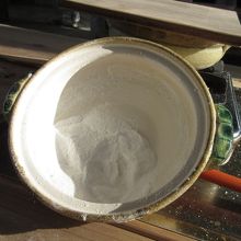 すっかり蒸発したら、乾かしながら細かくします。