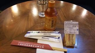 ラウンジ内が暗い