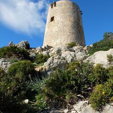 フォルメントール岬入口の岩山に立つ石造りの塔です。