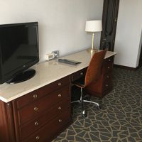 デスクには、十分な電源とiPhoneチャージャーもあります。