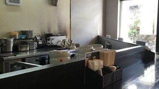 ラーメンの掛け豚そば、まぜそばの和え豚そば、つけ麺の浸け豚そばがあります。いずれも濃厚な魚介豚骨スープがベースとなっており,ぜひ