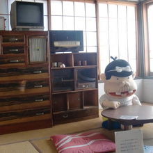 昭和の時代の部屋にいるバカボンのパパ