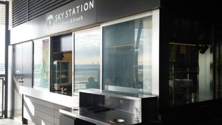 飛行機を見ながらビール