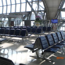 入国審査後は、搭乗航空機への搭乗待合室に向かいます。