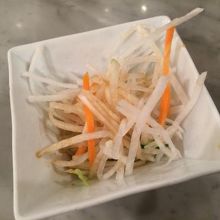 サラダもついてきました。