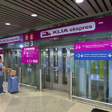 KLIAに到着したら、とりあえずエレベーターで１階へ