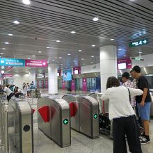 自動改札には係員も常駐