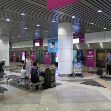 こちら紫がKLIAエクスプレスです