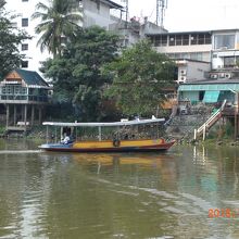 アユタヤの東西の移動に役に立っている渡し船です。５バーツです