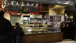 パリ北駅構内～早朝の"PAUL"