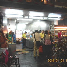 正面に店名がないので初めてだと解りにくいです。