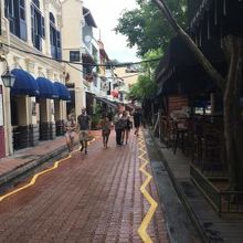 人通りは少な目。