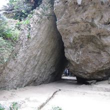 三角の空間を抜けると、久高島が見えます