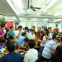 ワゴンに突進中