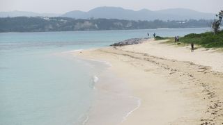 エメラルド色の海が歓迎してくれます