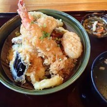 大きなエビと島野菜の天ぷらでボリュームありました。