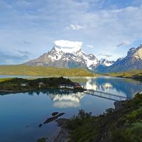 高台に登ると，島とホテルの全景が見渡せます