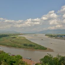 メコン川を挟んで左がミャンマー、右がラオス